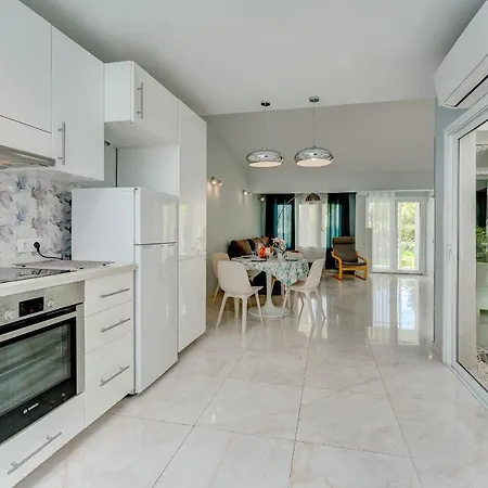 Beautiful In Island Village Apartment